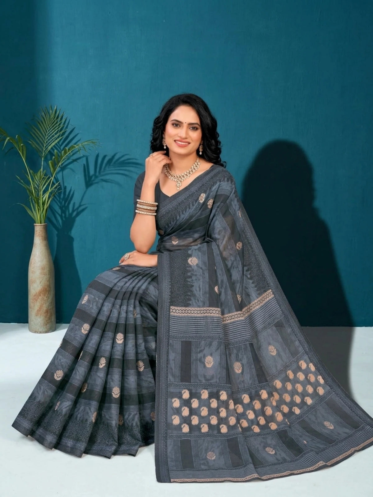 Minu fashions Printed Daily Wear Pure Cotton Saree (Grey)